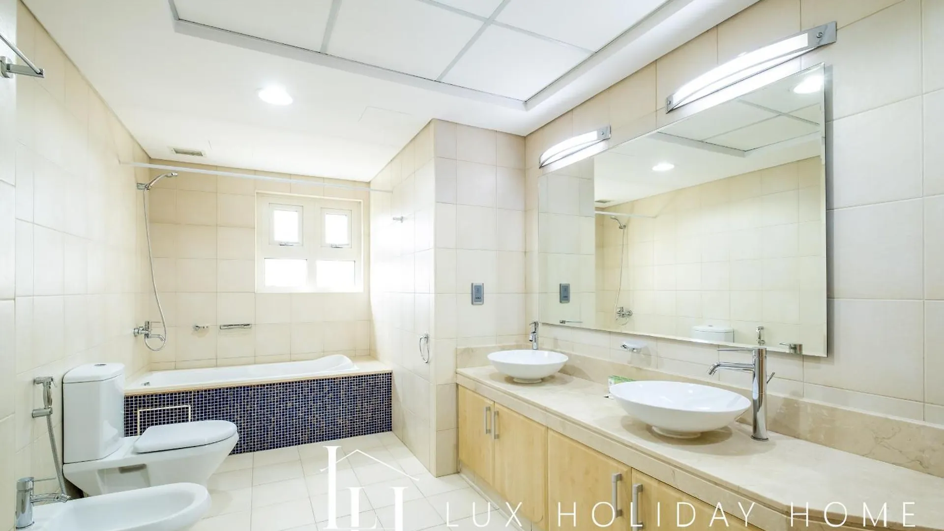 Lux The Shoreline Palm Island Skyline Suite 2 Dubai Apartment